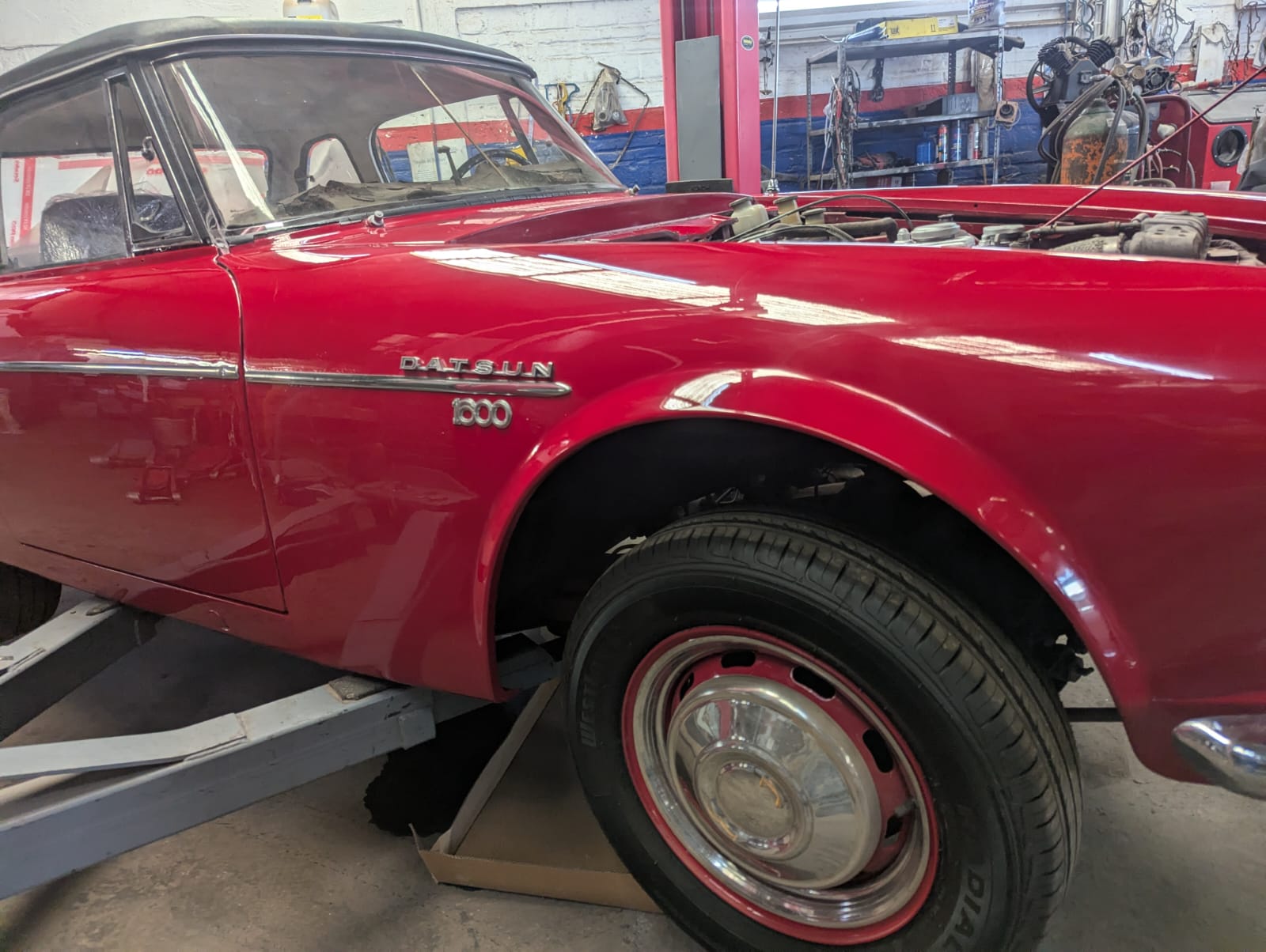 Datsun clásico rojo en restauración