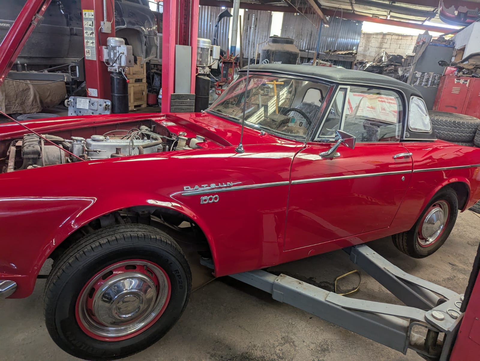 Datsun 1600 clásico rojo en servicio en el taller