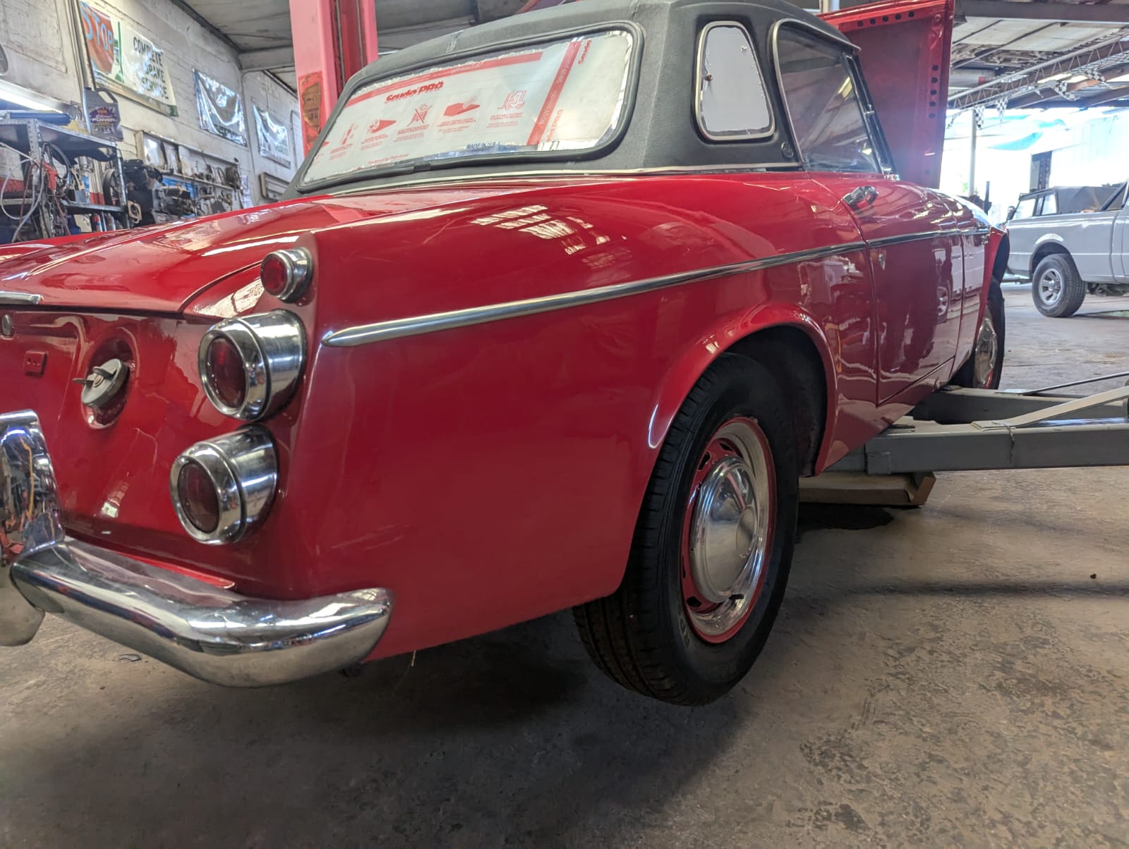 Datsun clásico rojo restaurado